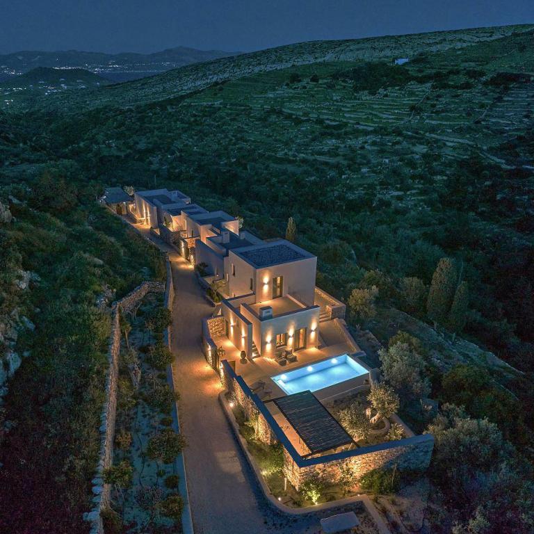 Pezoules House: Αρχιτεκτονική που καδράρει τις Κυκλάδες και αναδεικνύει τη δύναμη της ξερολιθιάς