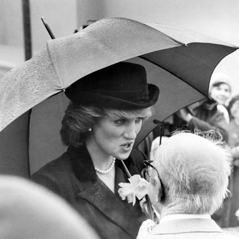 Η πριγκίπισσα Νταϊάνα κρατάει μία ομπρέλα