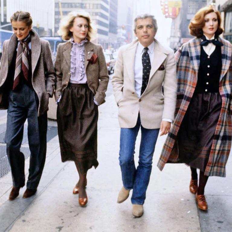 O Ralph Lauren και τα μοντέλα του στους δρόμους του Μανχάταν το 1977/Φωτογραφία: Getty 