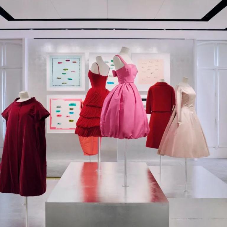 Azzedine Alaïa και Christian Dior: Δύο θρύλοι της μόδας σε μια διπλή έκθεση στο Παρίσι