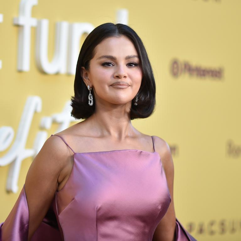 Η Σελένα Γκόμεζ λανσάρει νέο χρώμα στο μανικιούρ