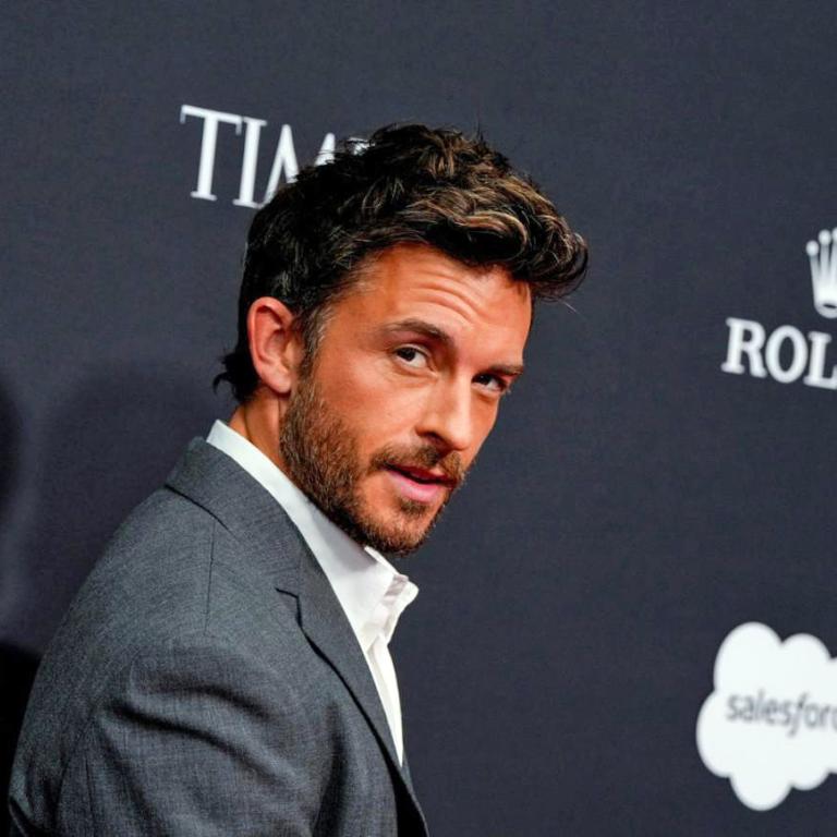 Ο ηθοποιός Τζόναθαν Μπέιλι αναδείχθηκε «ο πιο σέξι άνδρας για το 2025» από το περιοδικό People