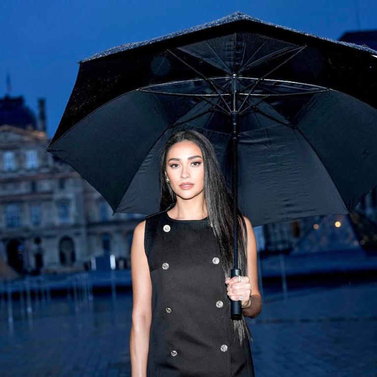 Η Σέι Μίτσελ ποζάρει κάτω από μία ομπρέλα