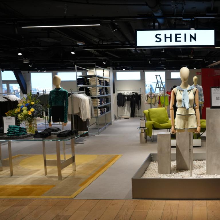 Γιατί η γενιά Z θέλει να σώσει τον πλανήτη αλλά ντύνεται με ρούχα από τα Shein; 