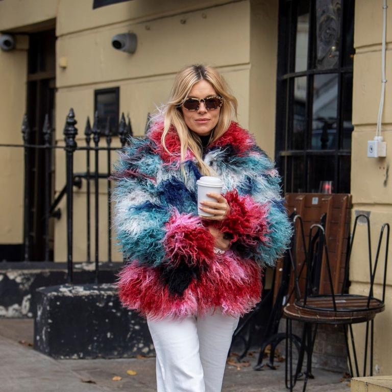 Η Σιέννα Μίλερ με πολύχρωμο παλτό