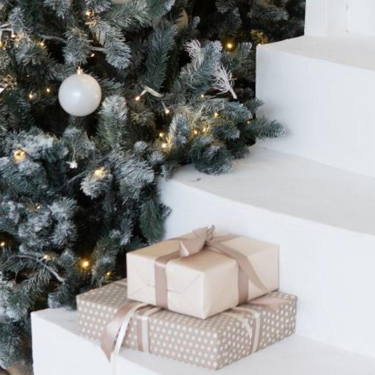 Χριστουγεννιάτικη διακόσμηση σκάλας