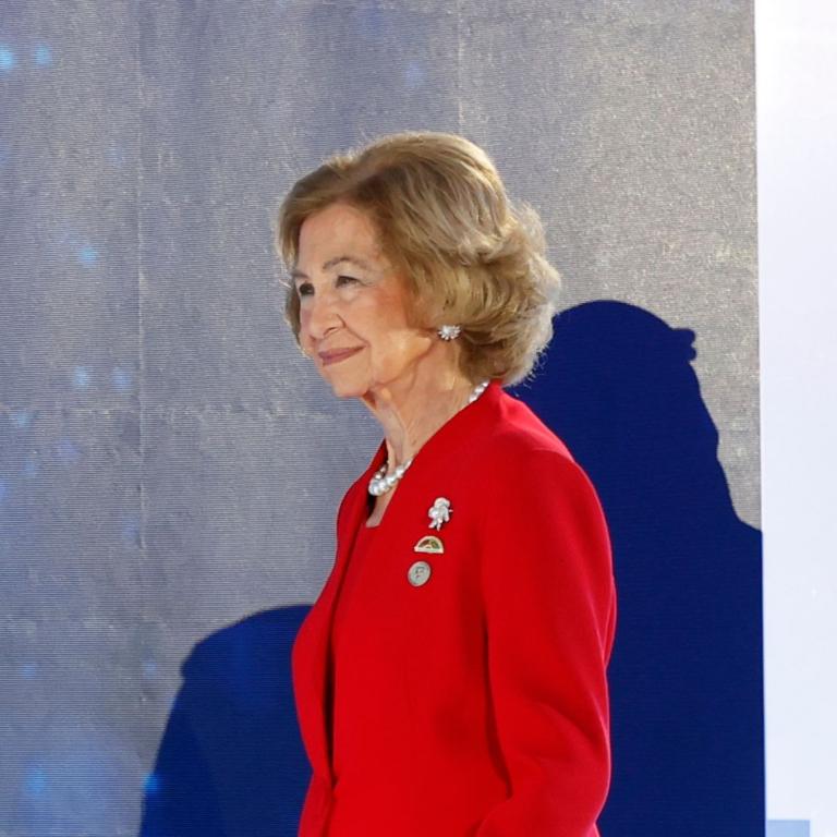 Η βασίλισσα Σοφία με κόκκινο κοστούμι