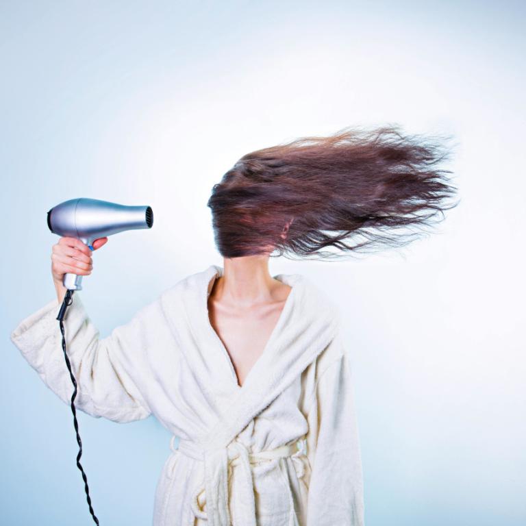 Το πιο συχνό λάθος στο πιστολάκι -Η σωστή κατεύθυνση που χαρίζει άμεση λάμψη στα μαλλιά