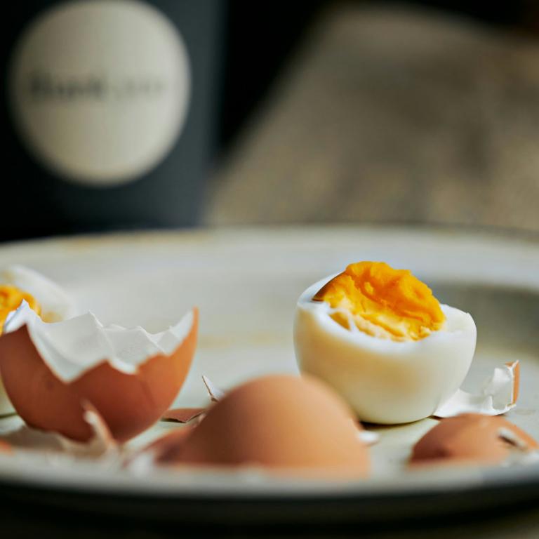 Το συστατικό που έχουμε όλοι στην κουζίνα και κάνει τα βραστά αυγά να ξεφλουδίζονται στη στιγμή