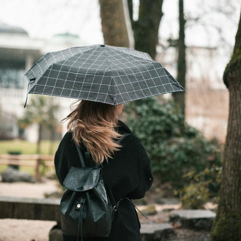 Πώς να φτιάξετε τα μαλλιά σας σε μέρες με βροχή και πολλή υγρασία: Aλάνθαστα κόλπα για να τιθασεύσετε το φριζάρισμα