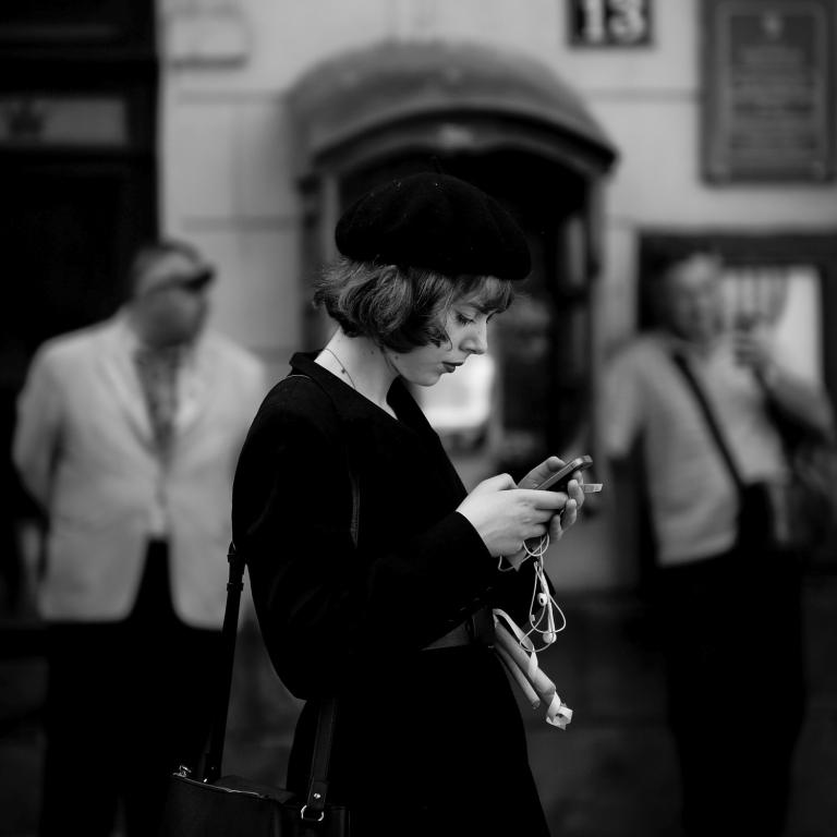 Τι σημαίνει να περπατάς πάντα με το κινητό στο χέρι, σύμφωνα με την Ψυχολογία