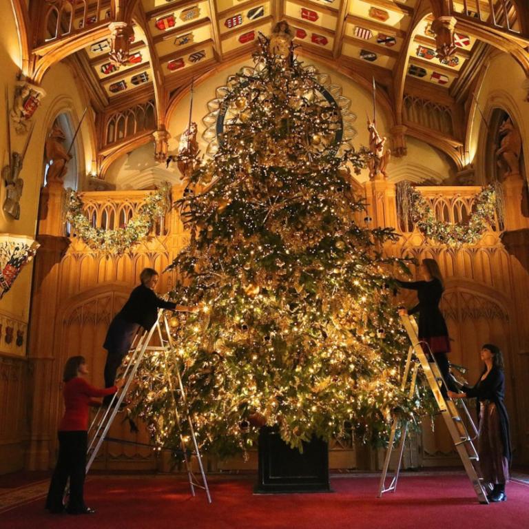 Διακοσμητές στολίζουν το χριστουγεννιάτικο δέντρο στο Κάστρο του Ουίνδσορ