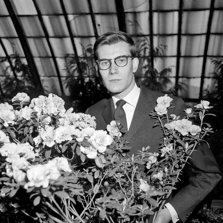 Ο Yves Saint Laurent με ένα μπουκέτο λουλούδια 