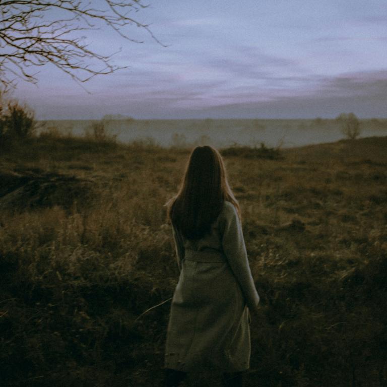 Γυναίκα που κοιτάζει το φθινοπωρινό τοπίο