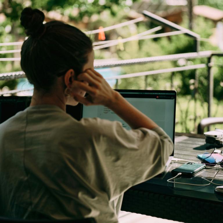 Γυναίκα μπροστά από υπολογιστή με φακέλους 