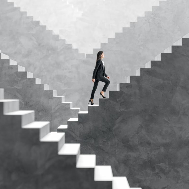 Γυναίκα που ανεβαίνει σκάλες