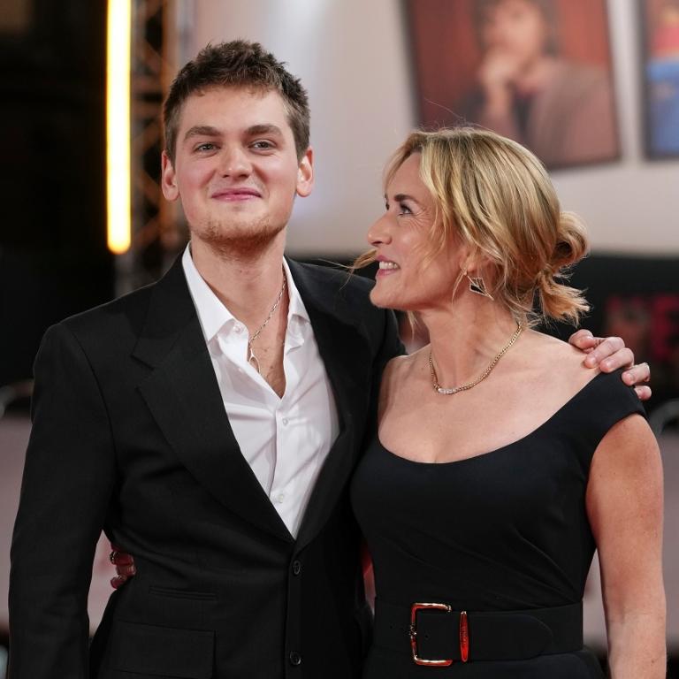 Η Κέιτ Γουίνσλετ με τον γιο της, Τζο Άντερς/Φωτογραφία AP