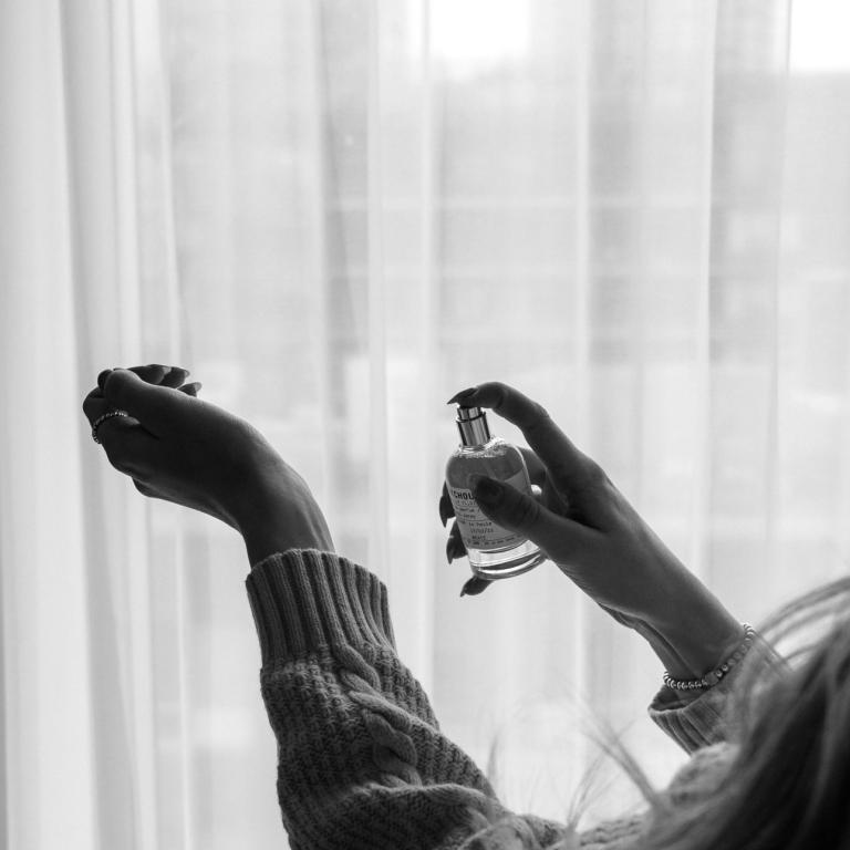 Γυναίκα που βάζει άρωμα