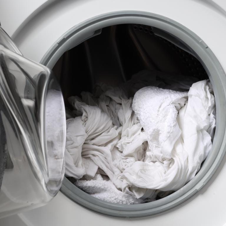 Λευκά ρούχα στο πλυντήριο