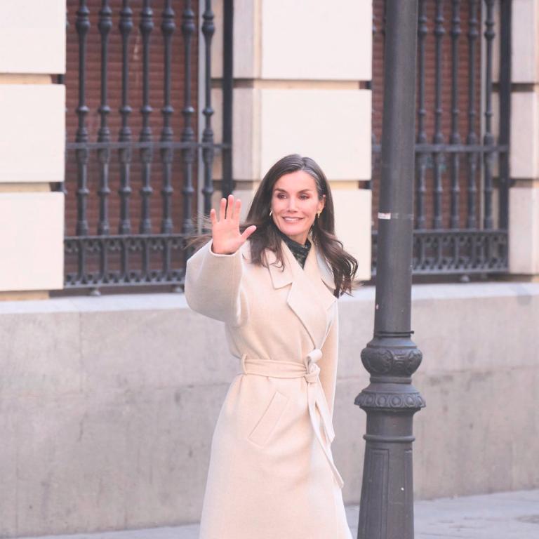 Η βασίλισσα Λετίθια με λευκό παλτό/Φωτογραφία:  