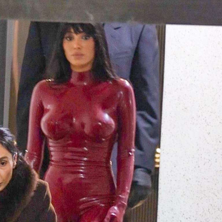 Μπιάνκα Σενσόρι: Με κόκκινη latex ολόσωμη φόρμα που θυμίζει iconic look της Μπρίτνεϊ Σπίαρς από τα '00s