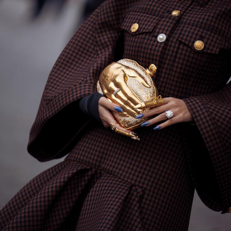 ΣΑΒΒΑΤΟ MOST LOVED 4 Το σκούρο μπλε μανικιούρ «εκθρονίζει» το κόκκινο -Η πιο elegant επιλογή για τις γιορτές