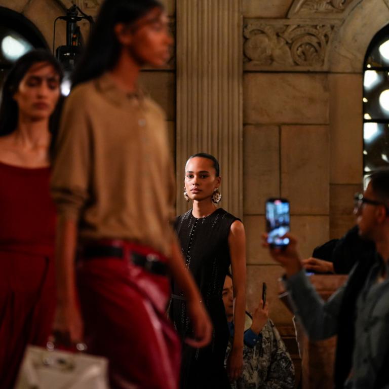 Μοντέλα περπατούν στην πασαρέλα