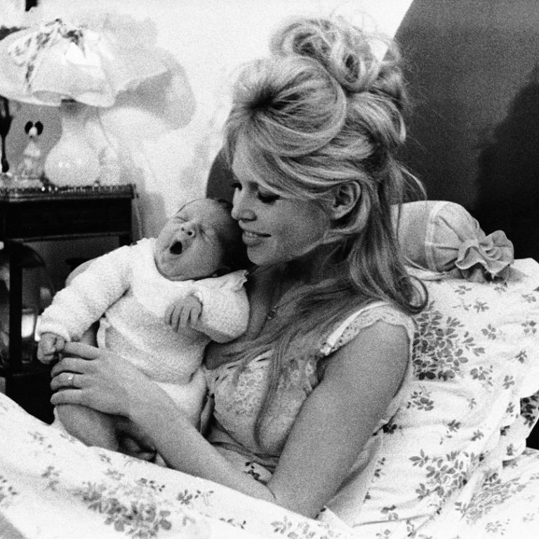 Η Μπριζίτ Μπαρντό με τον νεογέννητο γιο της