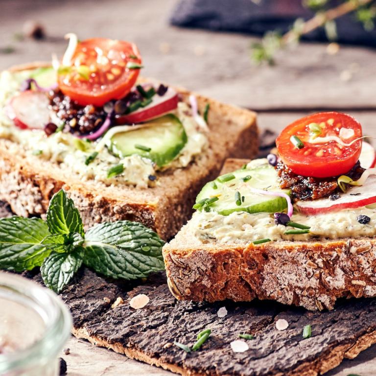 Μπρουσκέτες με τόνο και κάπαρη / Φωτογραφία: Unsplash