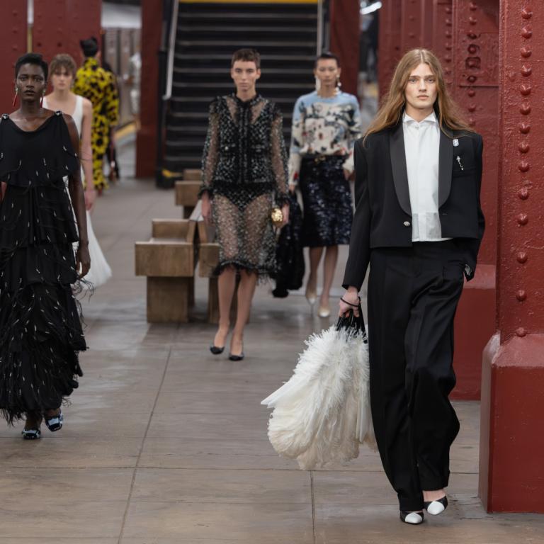 Η Chanel μεταμορφώνει το μετρό της Νέας Υόρκης σε πασαρέλα στο πρώτο μεγάλο ντεμπούτο του Matthieu Blazy