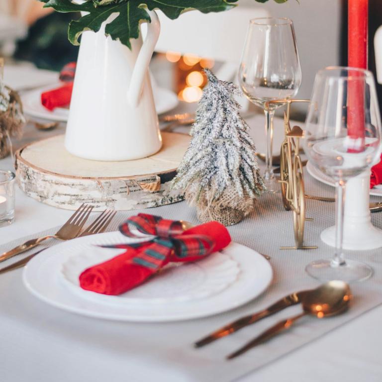 Πώς να στρώσετε το εορταστικό τραπέζι