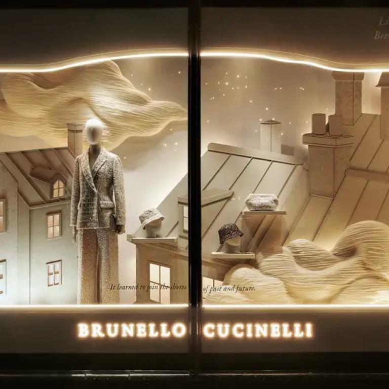 Ο Brunello Cucinelli στόλισε τις βιτρίνες των Harrods