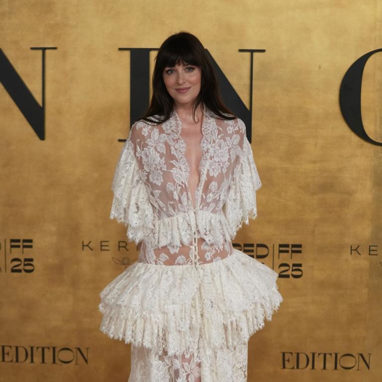 Η Ντακότα Τζόνσον με λευκό Chloé φόρεμα