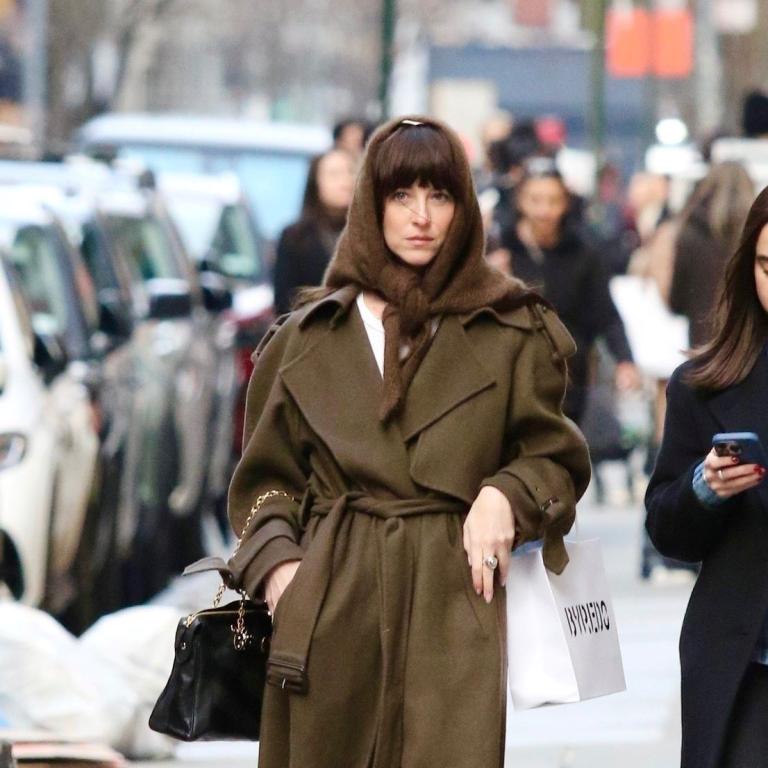 Η Ντακότα Τζόνσον με μαντήλι στα μαλλιά