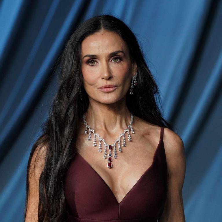 Η Ντέμι Μπουρ με Birkenstock στο χιόνι