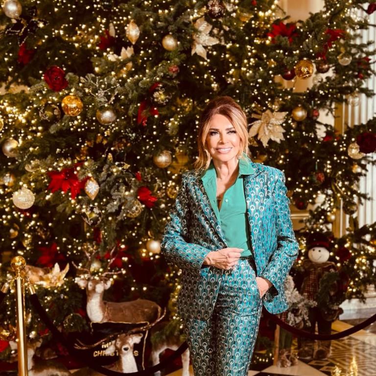 Η Μιμή Ντενίση με γιορτινό κοστούμι