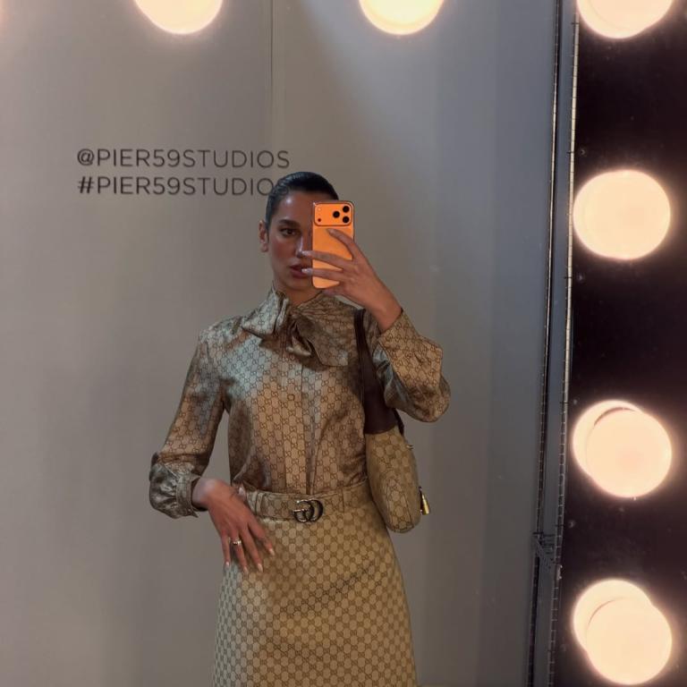 Gucci από την κορυφή έως τα νύχια: Η Ντούα Λίπα έκλεψε την παράσταση στη Νέα Υόρκη