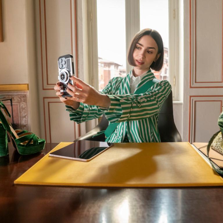 Λίλι Κόλινς στην σειρά Emily In Paris