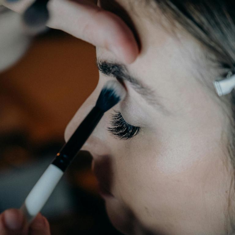 Γυναίκα που βάφεται 