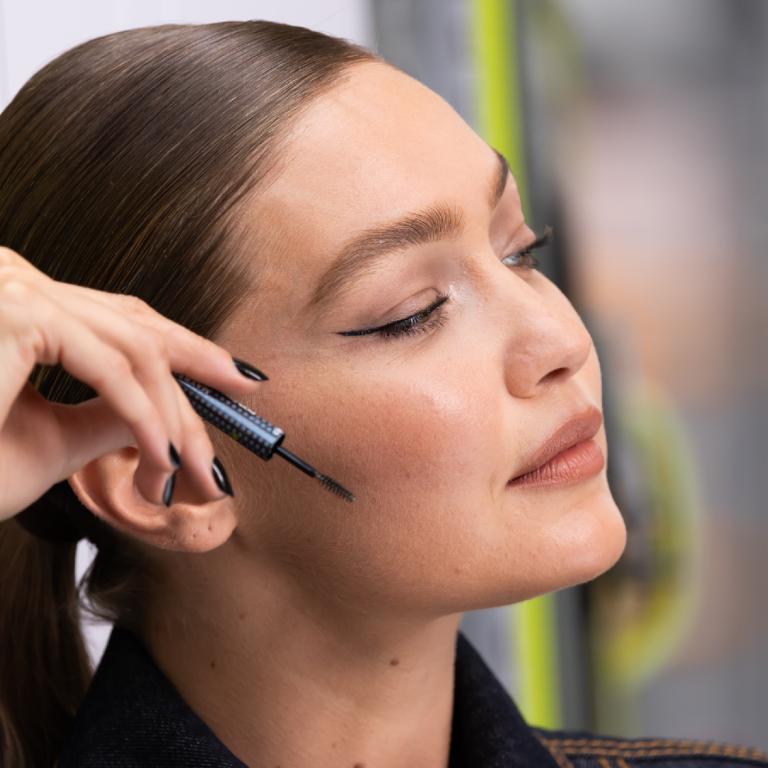 Το κόλπο με το eyeliner που αλλάζει το σχήμα του ματιού και ανορθώνει το βλέφαρο