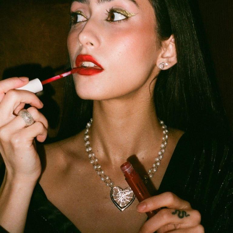 Γιορτινό Μακιγιάζ με Twist: Χρώματα που “φωνάζουν” Χριστούγεννα χωρίς να το φωνάζουν κυριολεκτικά