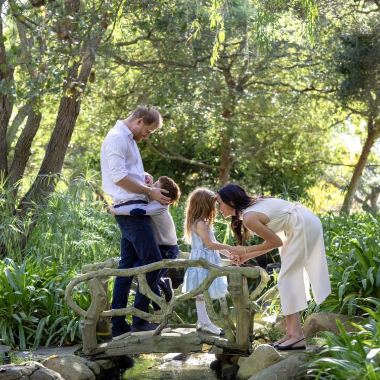 Ο πρίγκιπας Χάρι με την Μέγκαν Μαρκλ και τα παιδιά τους