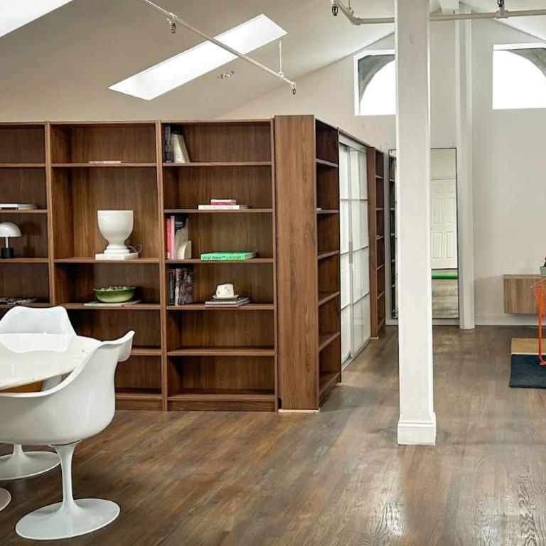 Έξυπνο διαχωριστικό με βιβλιοθήκες ΙΚΕΑ