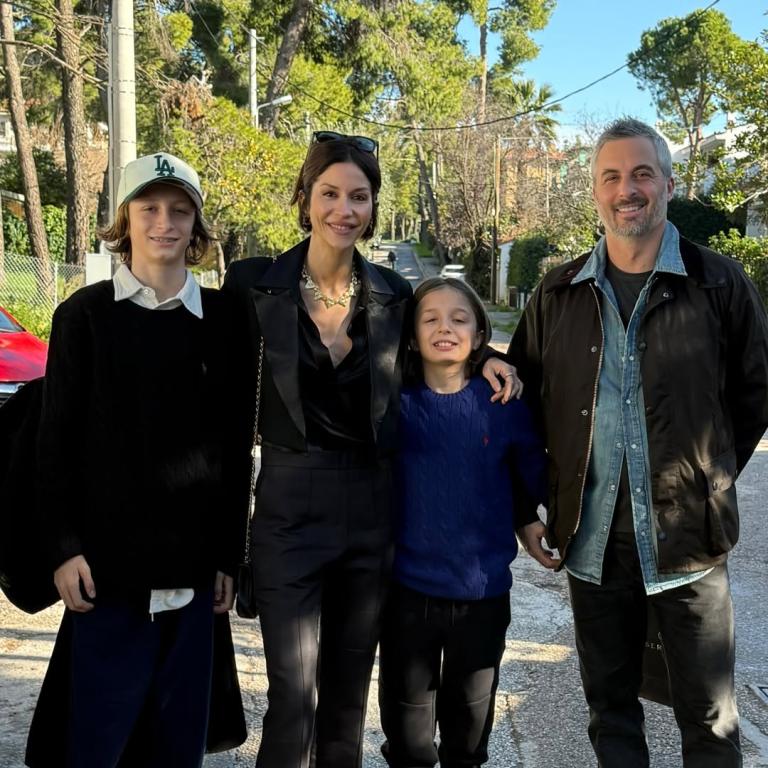 Η Σοφία Καρβέλα με τον Θανάση Πανουργιά και τα παιδιά τους