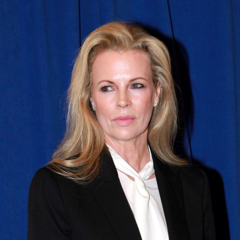 Εμφάνιση της Κιμ Μπάσιντζερ μετά από καιρό