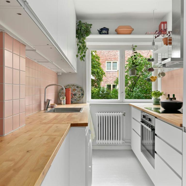 Αυτό το χρώμα επιστρέφει στην κουζίνα και γίνεται τάση το 2026 -Φέρνει κομψότητα και ζεστασιά