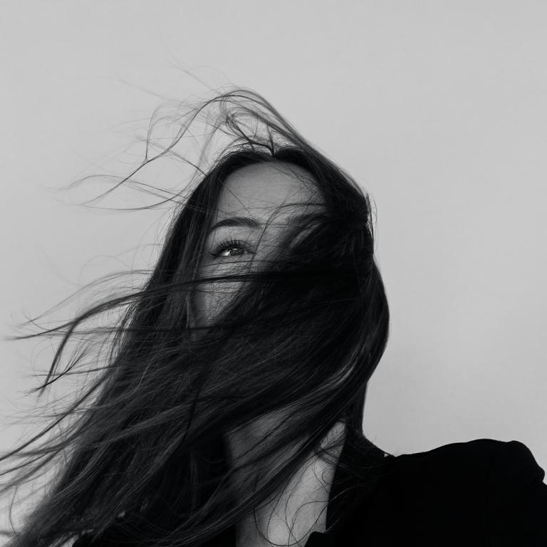 Μαλλιά γυναίκας που τα παίρνει ο αέρας