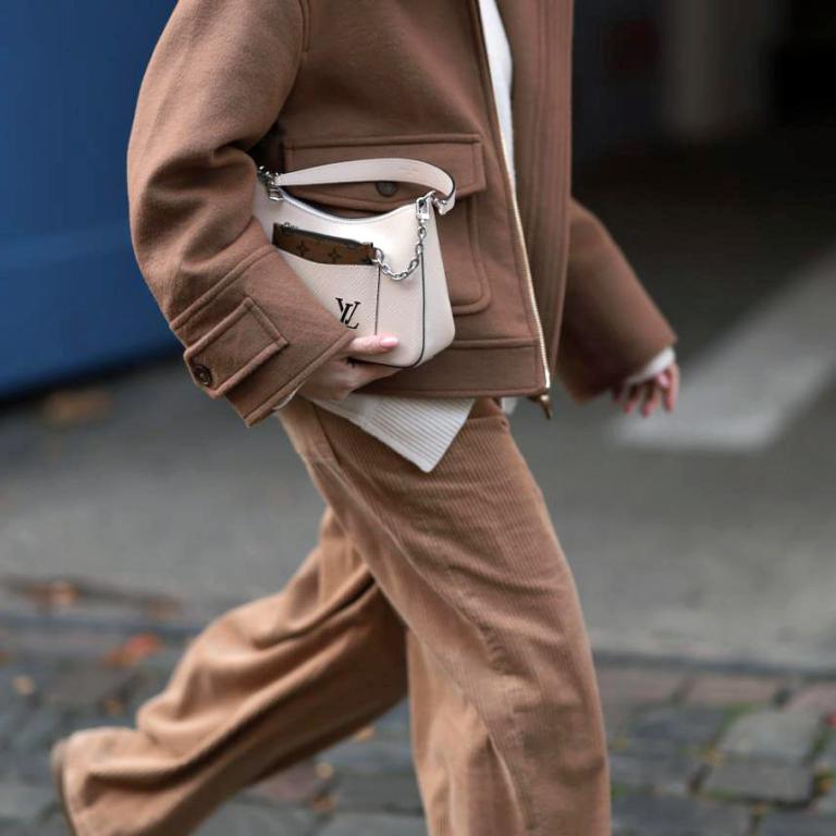 Το κοτλέ παντελόνι από τα Benetton που βγαίνει σε 10 χρώματα θα σας «σώσει»