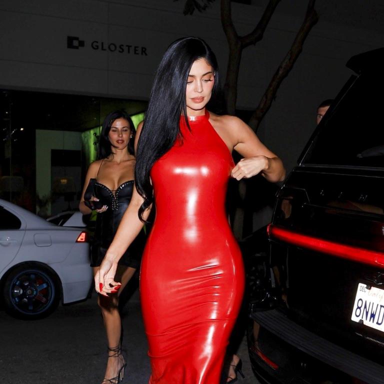 Η Κάιλι Τζένερ με κόκκινμο λάτεξ φόρεμα