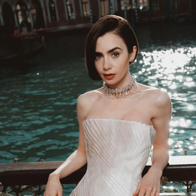 Η Λίλι Κόλινς φωτογραφίζεται για το Emily in Paris